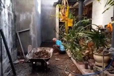 Emosi, Warga Ponorogo...
