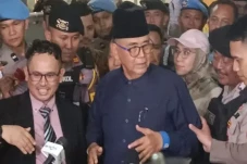 Misteri Panji Gumilang,...