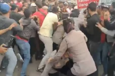 Kericuhan Pecah di Depan...