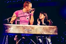 Chris Martin Ajak Penggemar...