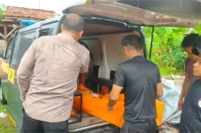 Warga Cikarang Geger,...