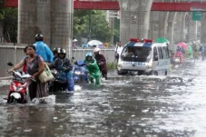 Diguyur Hujan Lebat,...