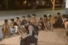 Tenteng Pedang Hendak...