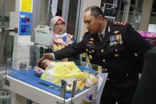 Bayi Dibuang di Kolong...