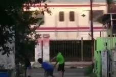 Video Viral, Bocah Lempar...