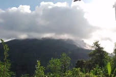 Gunung Karangetang Muntahkan...
