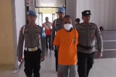 Paman Bejat Cabuli Keponakan...