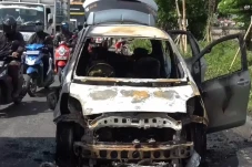 Mobil Terbakar di Warung...