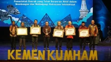 Kemenkumham Berikan...