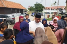 Momen Anies Datangi...