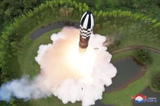 Rudal Antarbenua Hwasong-18...