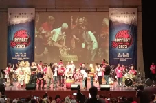 Diiringi Lagu We Will...