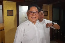 Warga Bekasi Perbaiki...