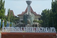 7 Universitas Keguruan...