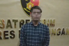 Viral Berenang Tanpa...