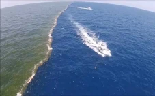 Perbedaan Warna Samudra...