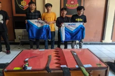 Bawa Senjata Tajam,...