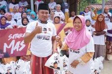 Warga Bangkalan dan...