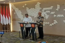 Bersua Ganjar, Menko...