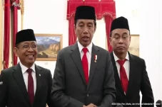 Tak Cukup Angkat Menteri...