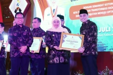 Gubernur Khofifah Ajak...