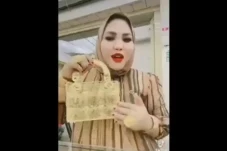 Wanita Muda Beli Tas...