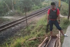 Aksi Maling Besi Penahan...