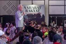 Membaca Makna Kemeja...