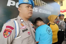 2 Wanita Pasangan Sejenis...