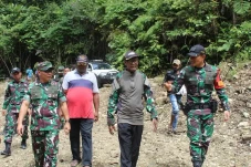 Bantu Warga Papua di...