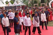 Ganjar Pakai Baju Hari...