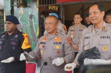 Pistol dan 171 Amunisi...