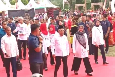 Ganjar Pakai Kaus Hari...