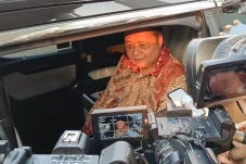 Airlangga Tanggapi Kericuhan...