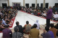 Ganjar Selesaikan Persoalan...