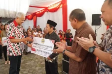 Ganjar Serahkan Bantuan...