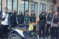 Nekat Gergaji Rel Kereta...