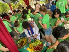 Cicipi Rujak Bojonegoro,...