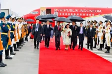 Disambut Gerimis, Presiden...