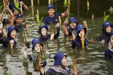 AIS Forum Gelar Penanaman...