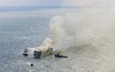 Kapal Kargo Bermuatan...