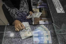 Rupiah Masih Ambruk...