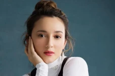 Julie Estelle Melahirkan...