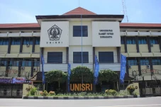 7 Universitas Swasta...