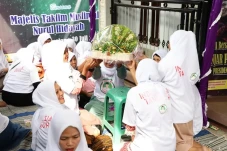 Berdayakan Emak-emak,...