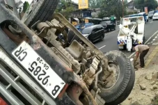 Rem Blong, Truk Angkut...