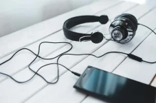 Hukum Mendengarkan Musik...