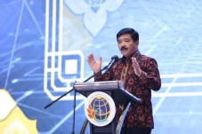 Menteri Hadi Serahkan...
