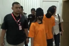 Wanita Muda dan Seorang...