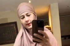 Paula Verhoeven Kenakan...